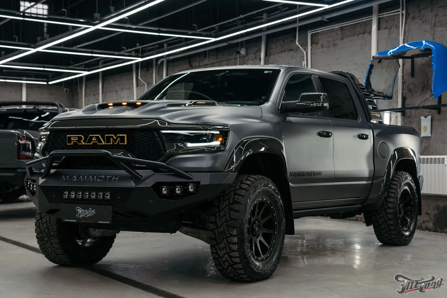 Что мы сделали с RAM TRX Hennessey Mammoth 1000?! Часть 1: автомобиль до начала работ, оклейка винилом и полиуретаном, татуировки в проемах